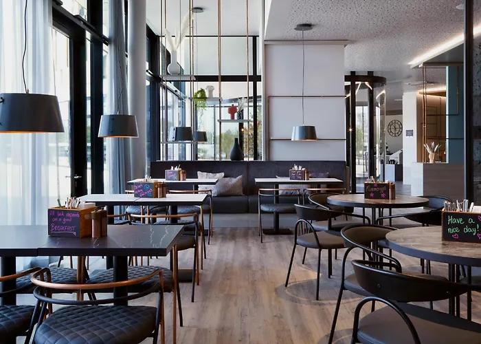 Candlewood Airport By Ihg 3*