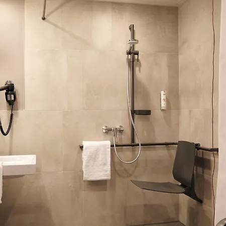 מלון דירות Candlewood Airport By Ihg 3*